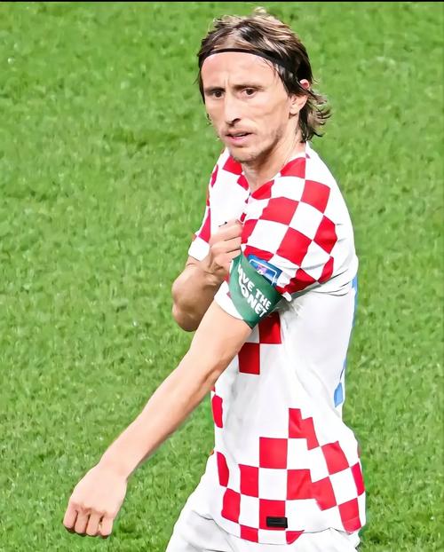 足坛一夜动态：AC米兰大逆转登顶意甲第1，B费创纪录曼联复仇狼队